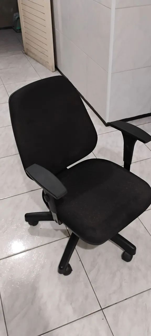 Cadeira para escritório acolchoada.