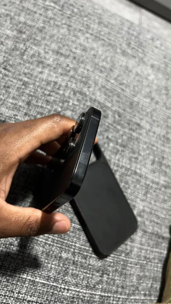 iPhone 16 pro com detalhe na tampa traseira - Foto 5