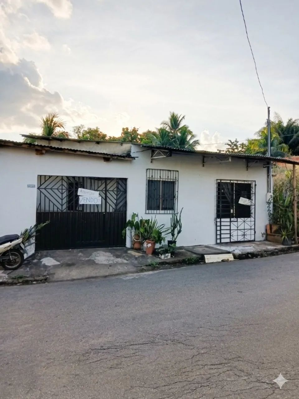 Casa com ponto comercial e apartamento - Bairro Wanderlei Dantas