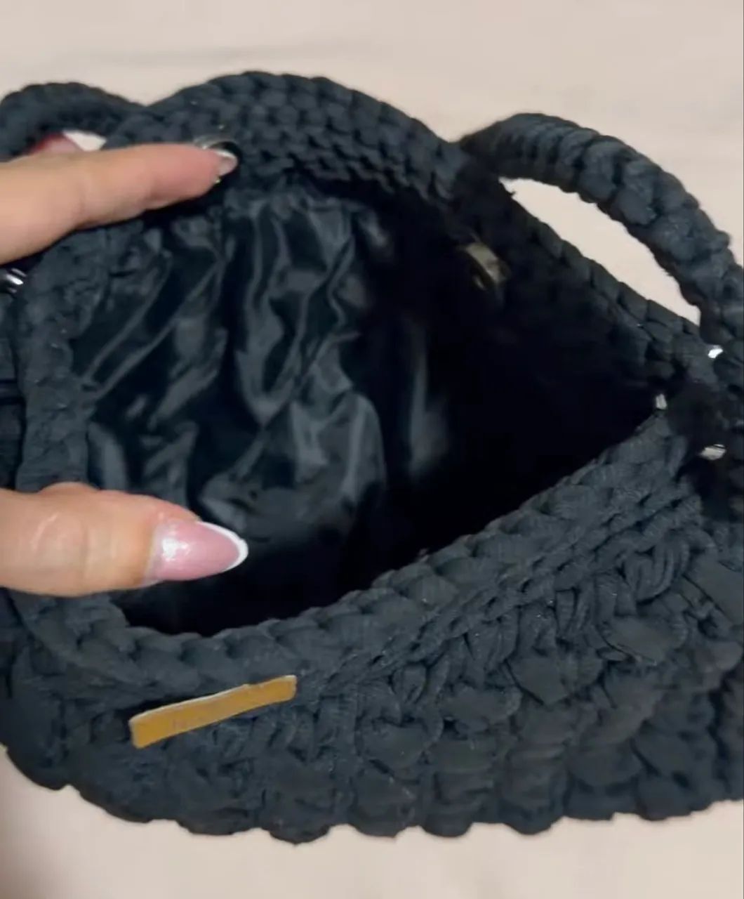 Bolsa de crochê artesanal Jussara - Preta - Foto 4