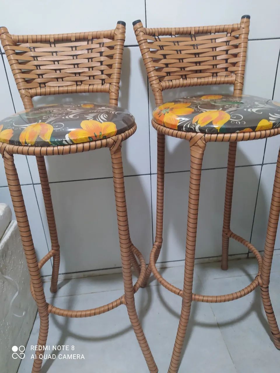 Vendo conjunto de banquetas no preço estão muito conservada 