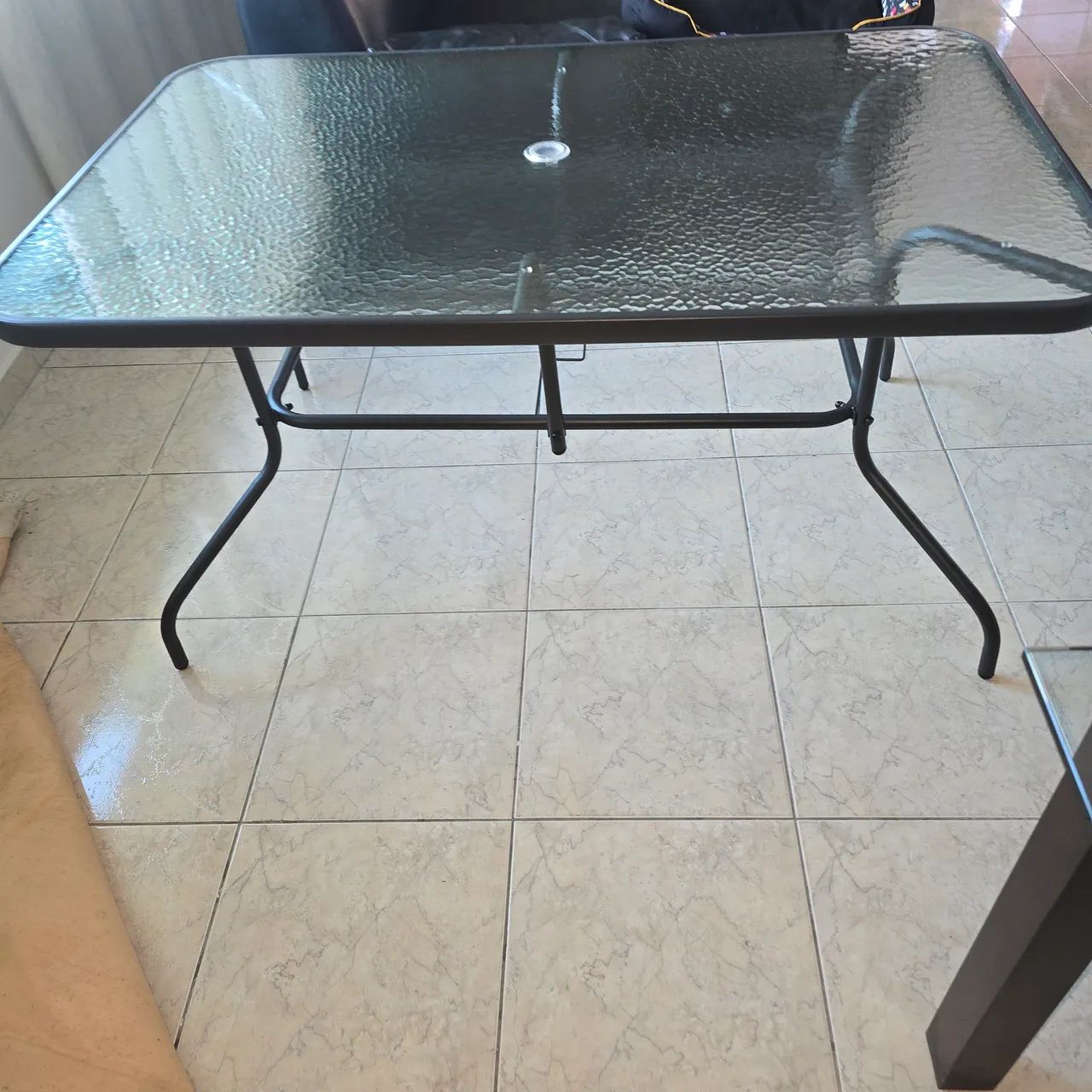 Mesa  exelente estado praticamente nova pouco uso.