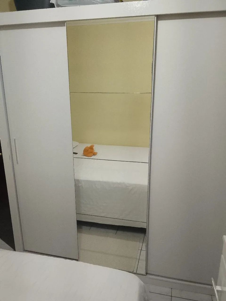 Vendo Guarda Roupa e Cômoda Branca 