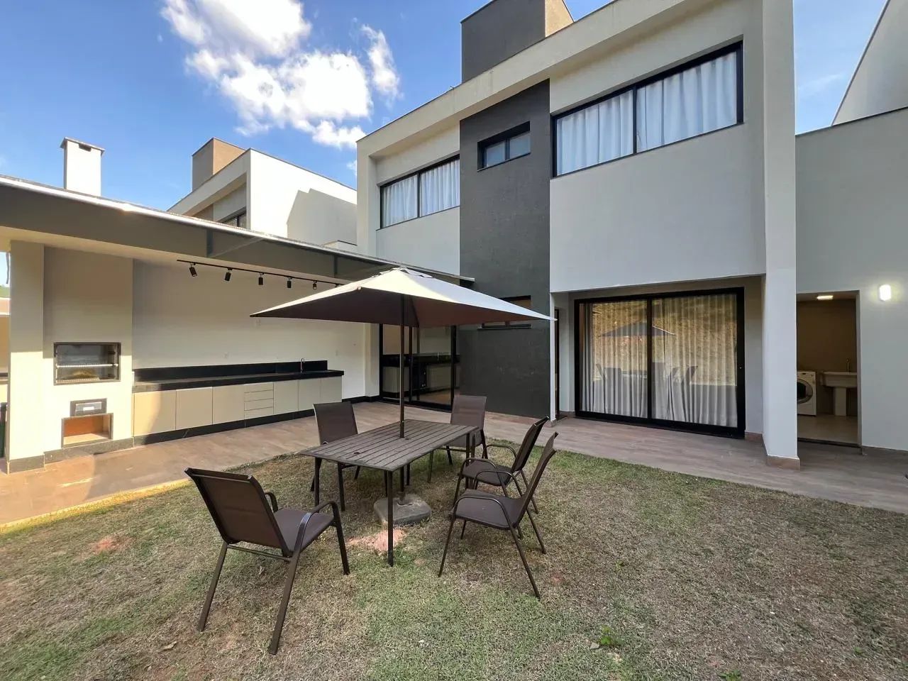 Casa em condomínio mobiliada com 3 quartos e 2 vagas