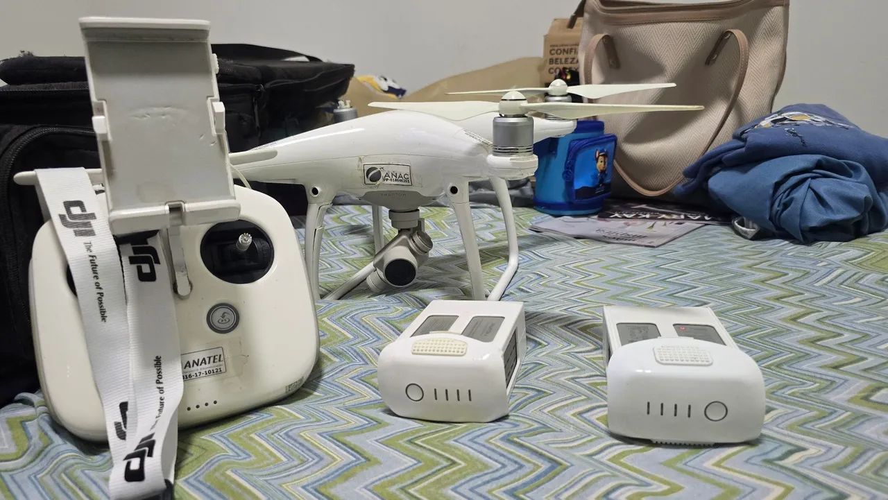 DRONE DJI PHANTON P 4 COM 2 BATERIAS E BOLSA DE VIAGEM 