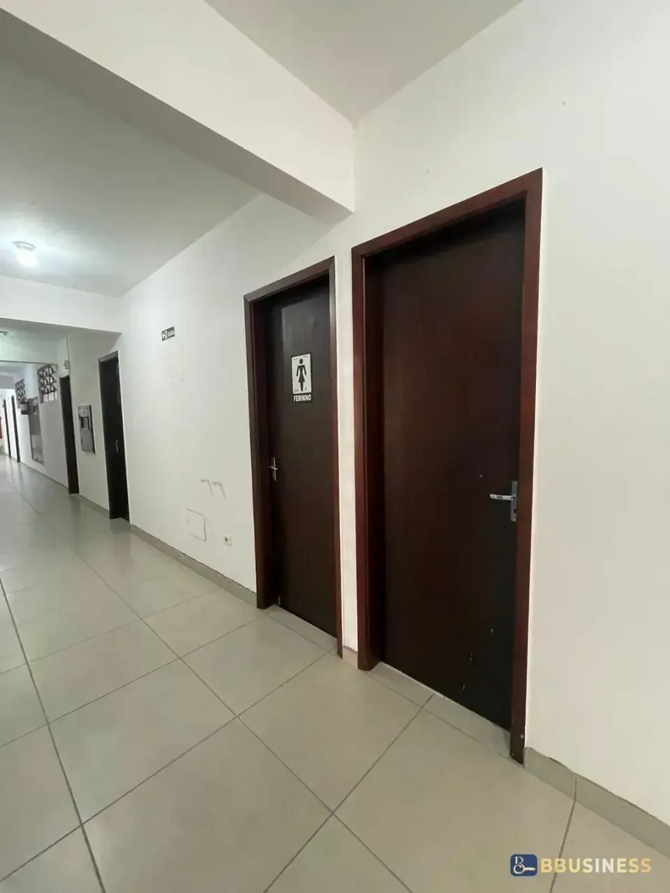 Sala para venda e locação, 36m² com recepção e janela com ventilação natural, Santo Antôni - Foto 2