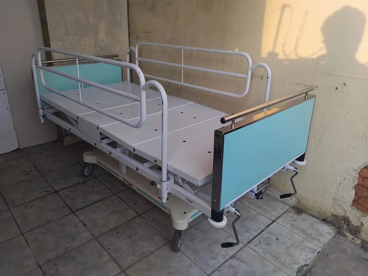 Cama hospitalar com 2 manivelas  - Foto 4