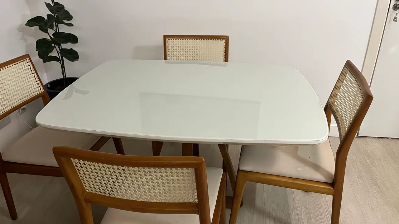 Mesa com cadeiras de madeira maciça 