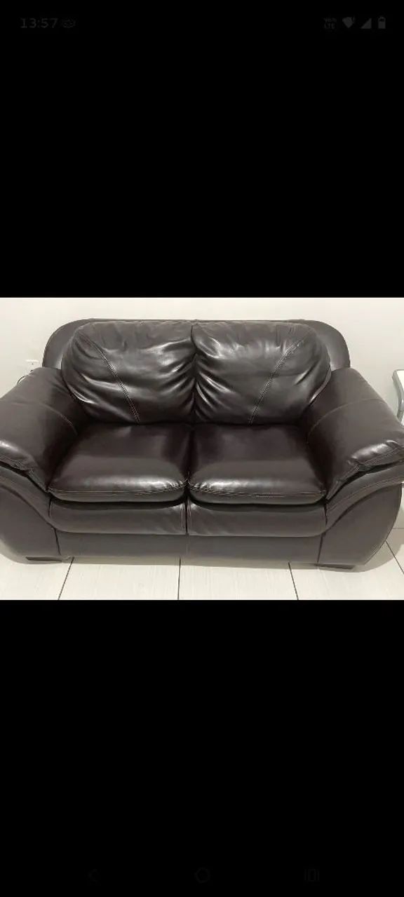 Sofá marrom escuro couro