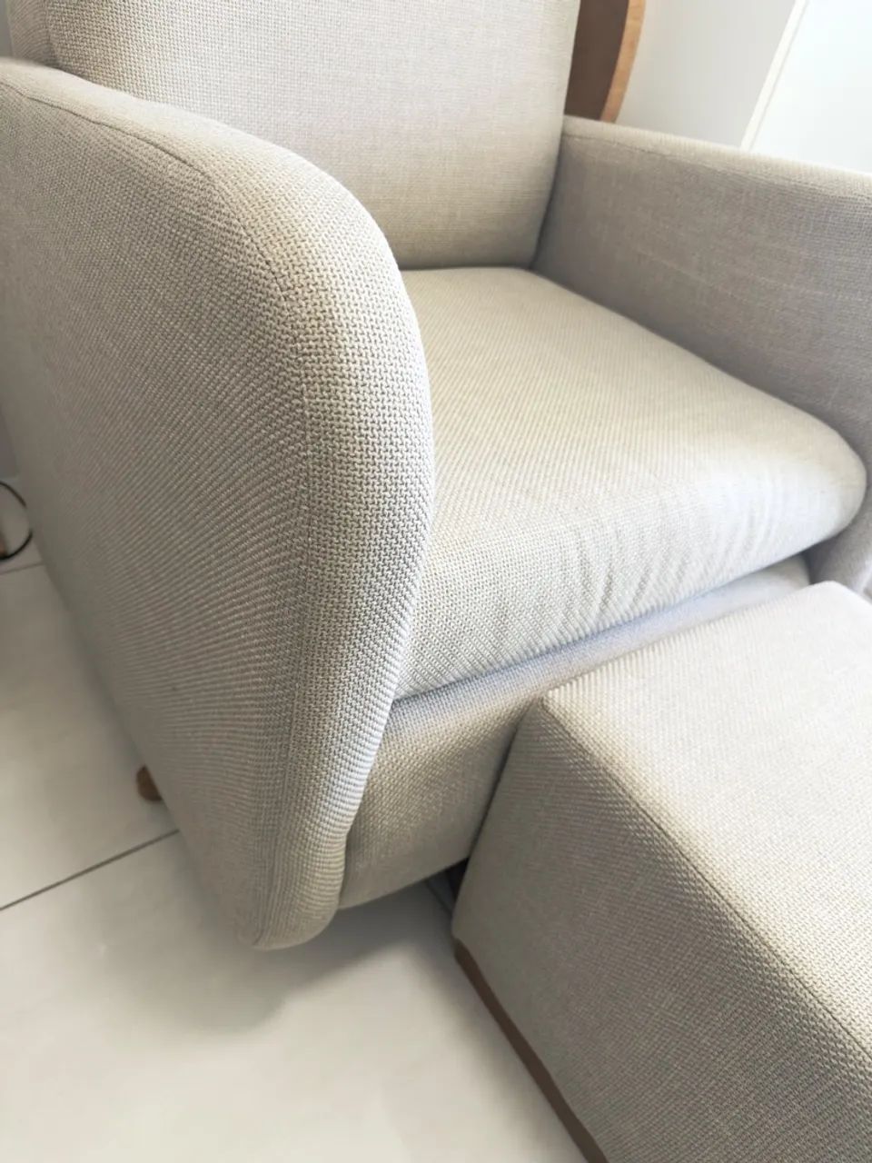 Poltrona com Puff - Seminova - Pouquíssimo Uso - Excelente Estado - Foto 2