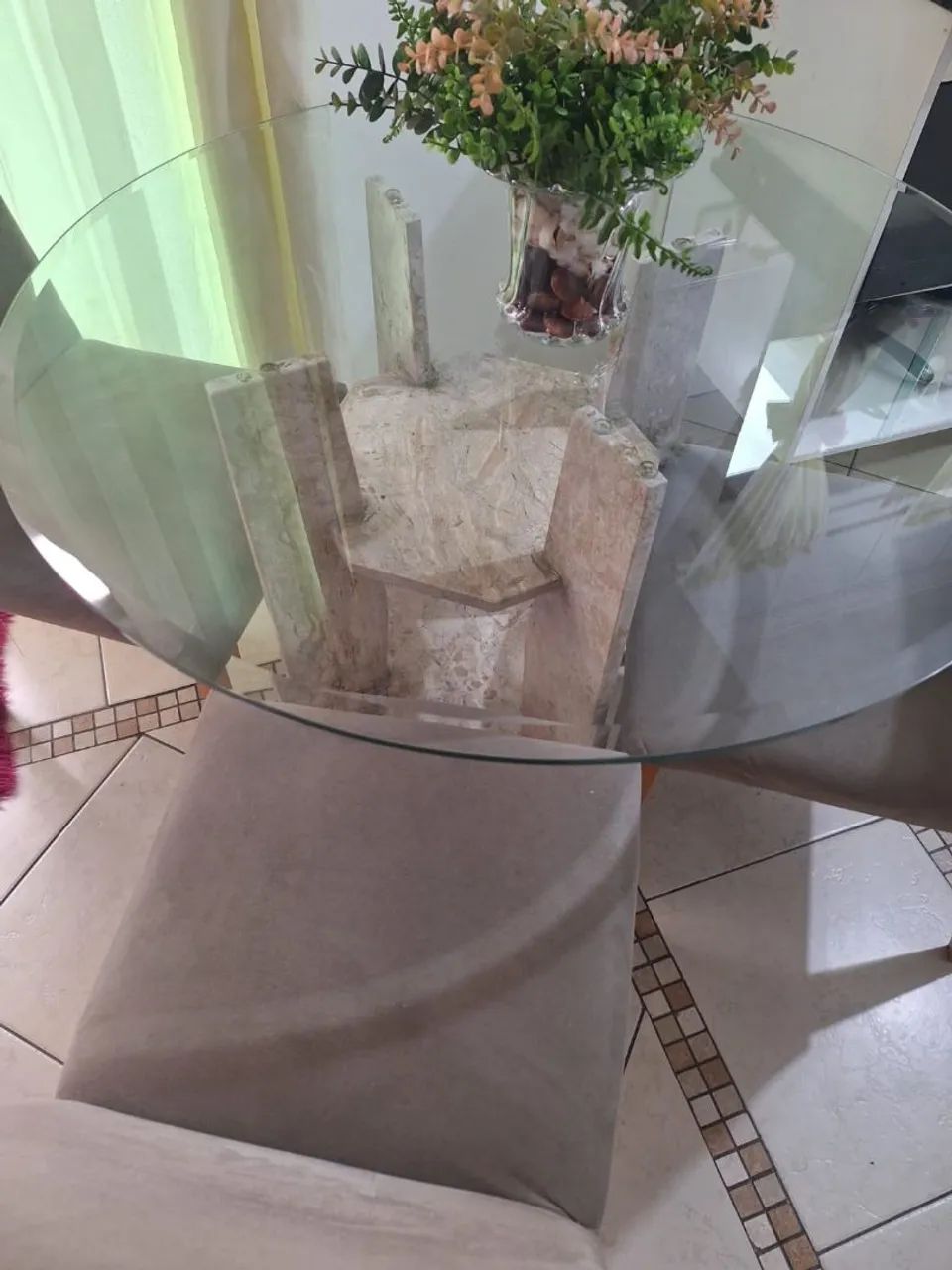 mesa de vidro com suporte em marmore e tres cadeiras  em perfeito estado 