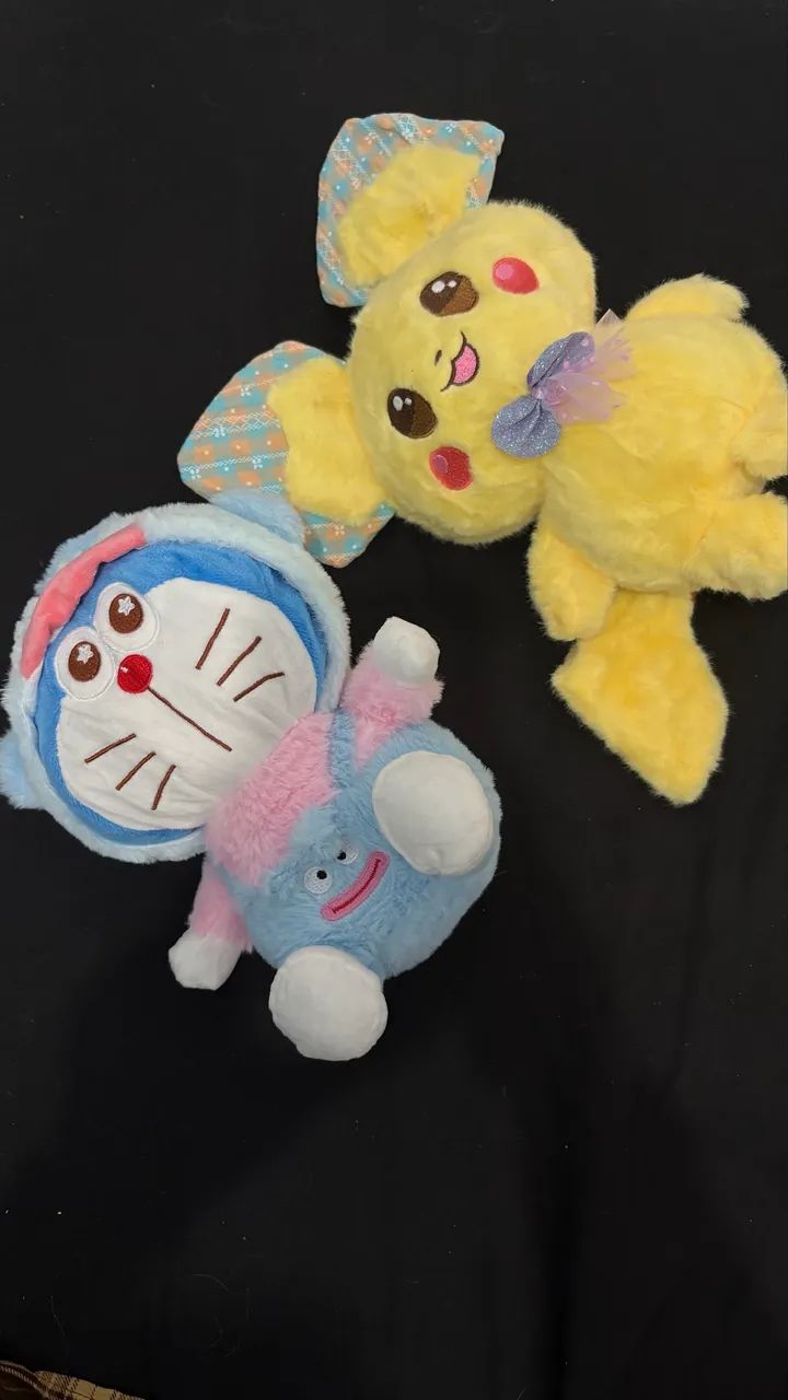 kit 2 pelúcia pikachu e doreamon pegos em maquina 