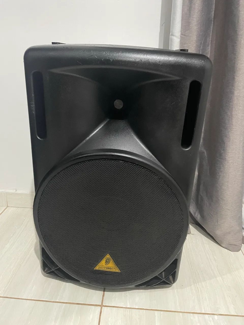 Caixa de som Ativa Behringer Eurolive B215A