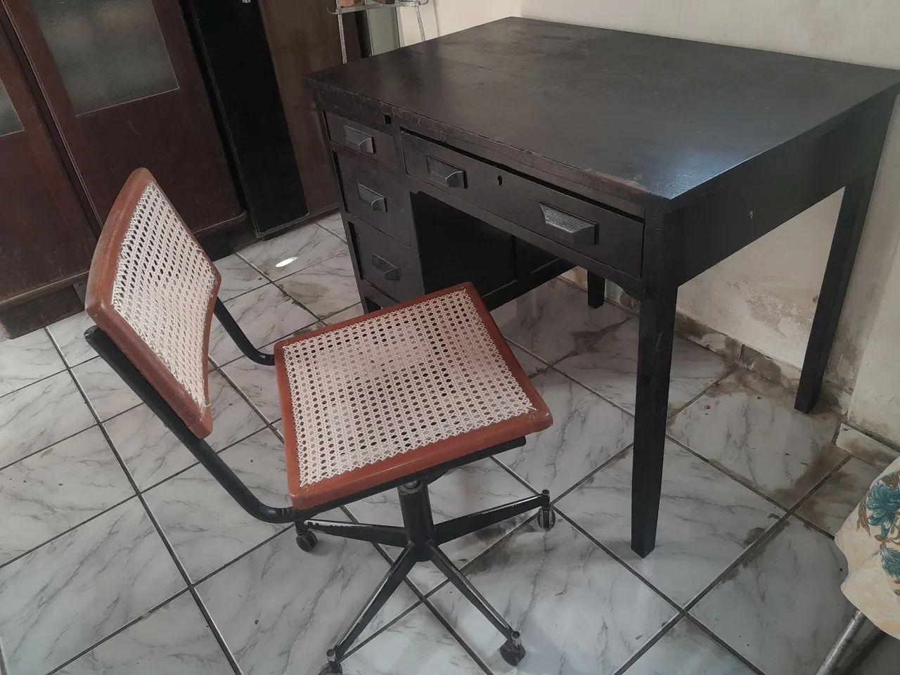 Escrivaninha antiga com cadeira anos 40/50 - Foto 4