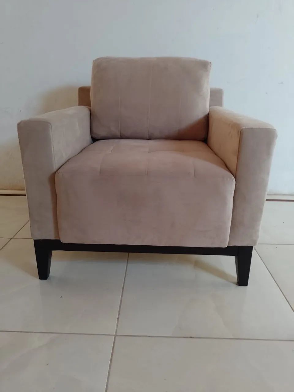 Poltrona pequena em suede ideal para quarto ou sala - Foto 2