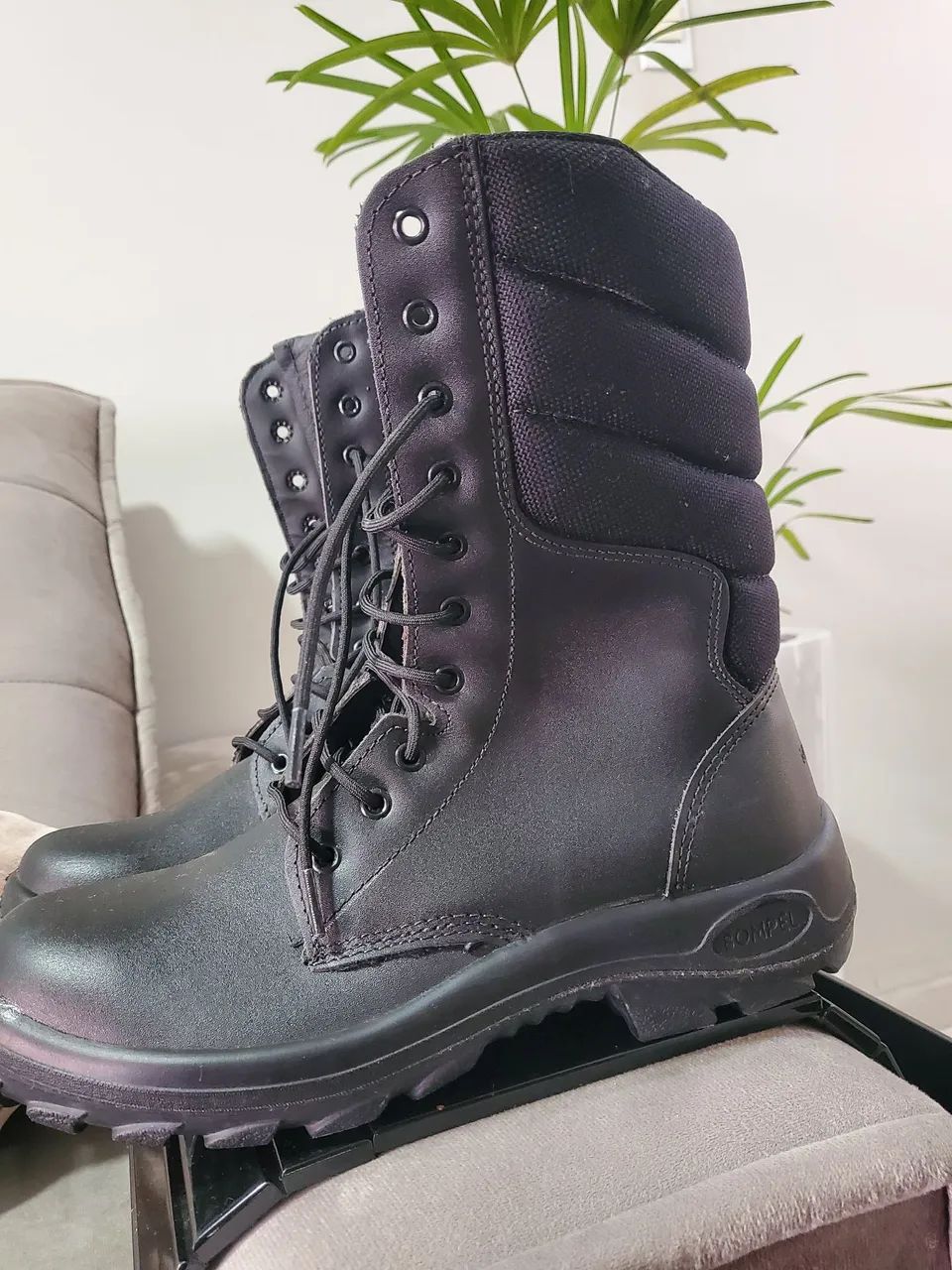 Coturno,  bota militar 