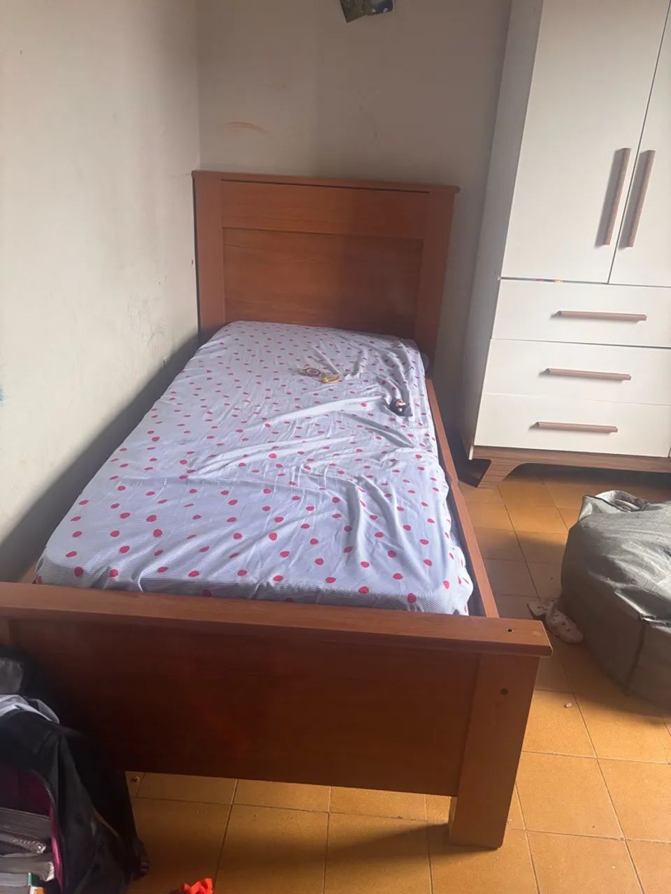 Cama solteiro em ótimo estado 