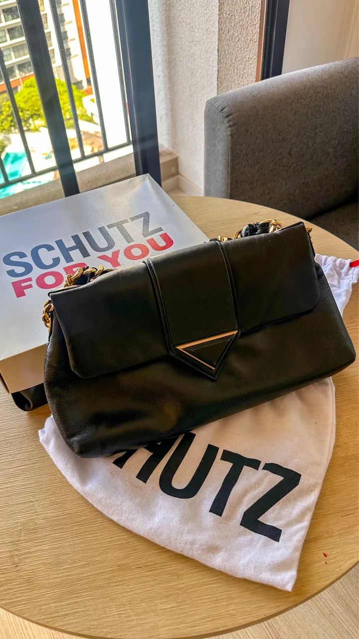 Bolsa Tote Schutz preta em couro com corrente dourada - praticamente nova - Foto 2