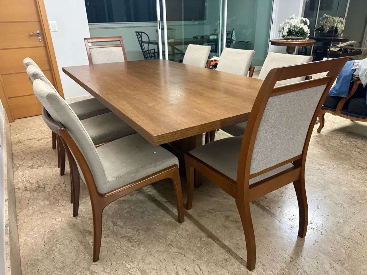 Conjunto de mesa com 8 cadeiras em madeira maciça 