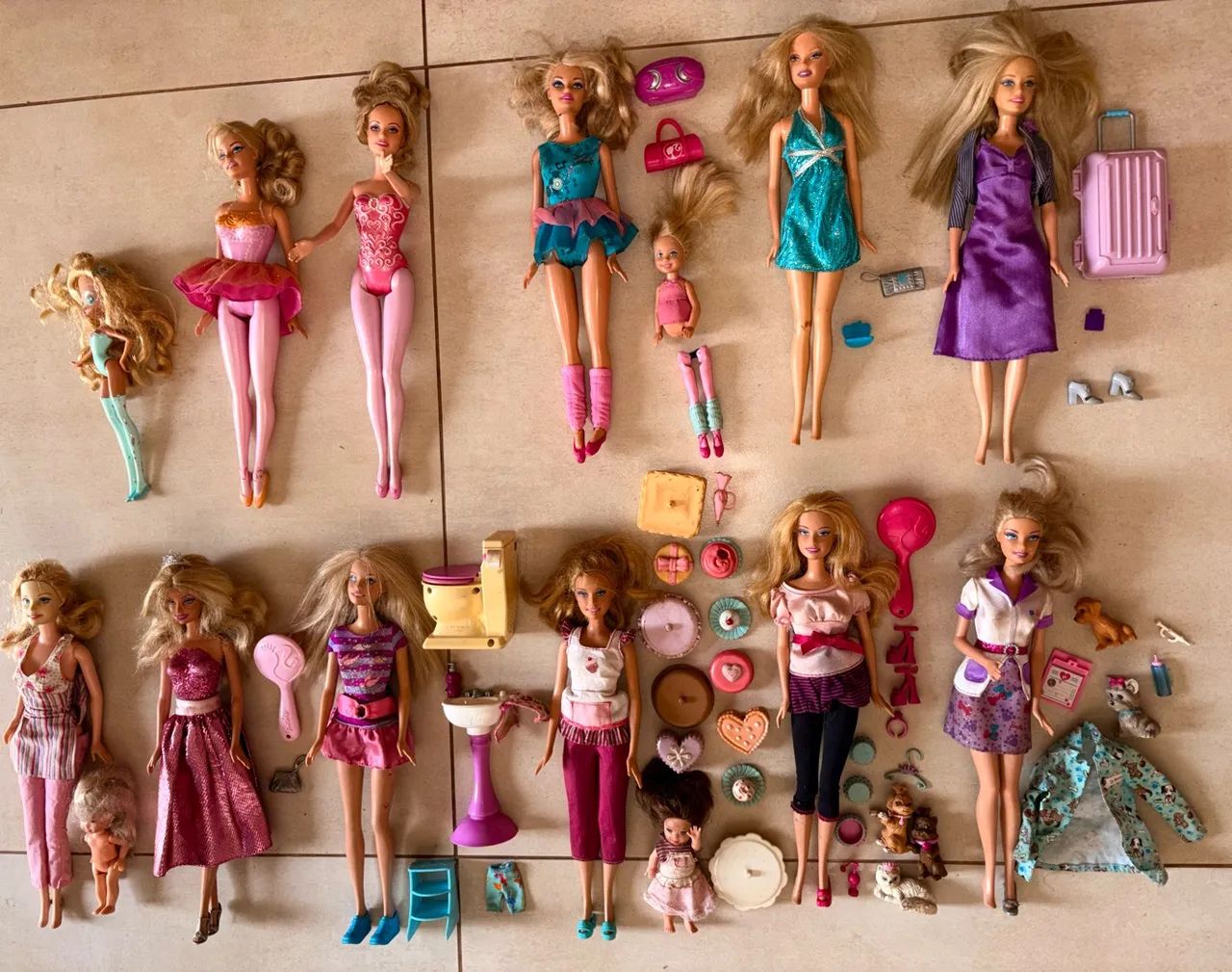 Lote de Barbies com muitos acessórios 