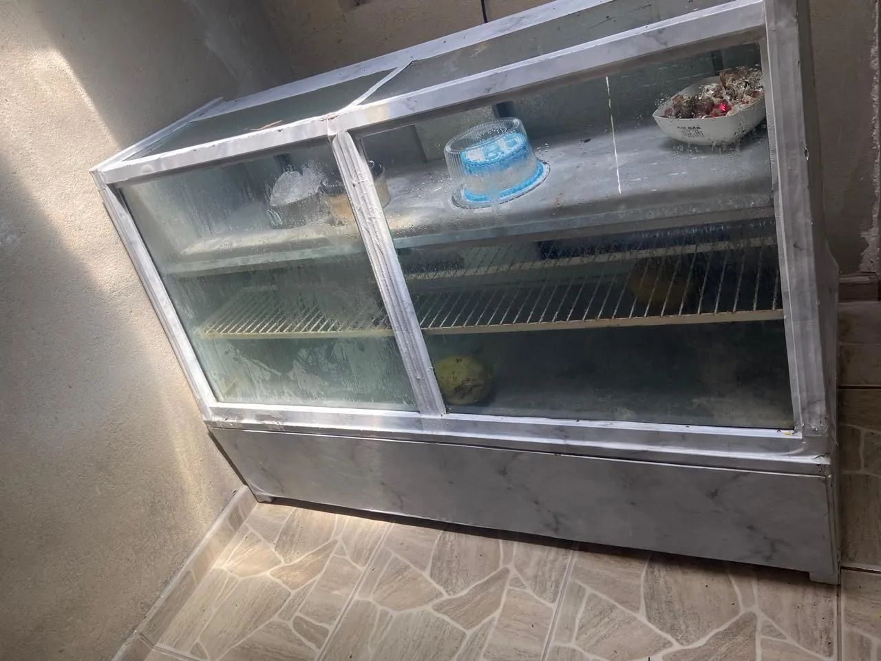 Vendo um balcão expositor refrigerado para lanchonete