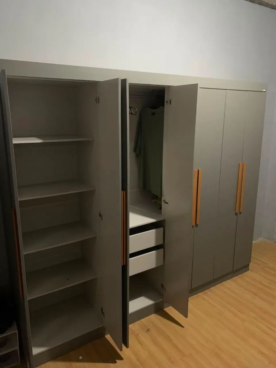 GUARDA ROUPA SEMI NOVO 