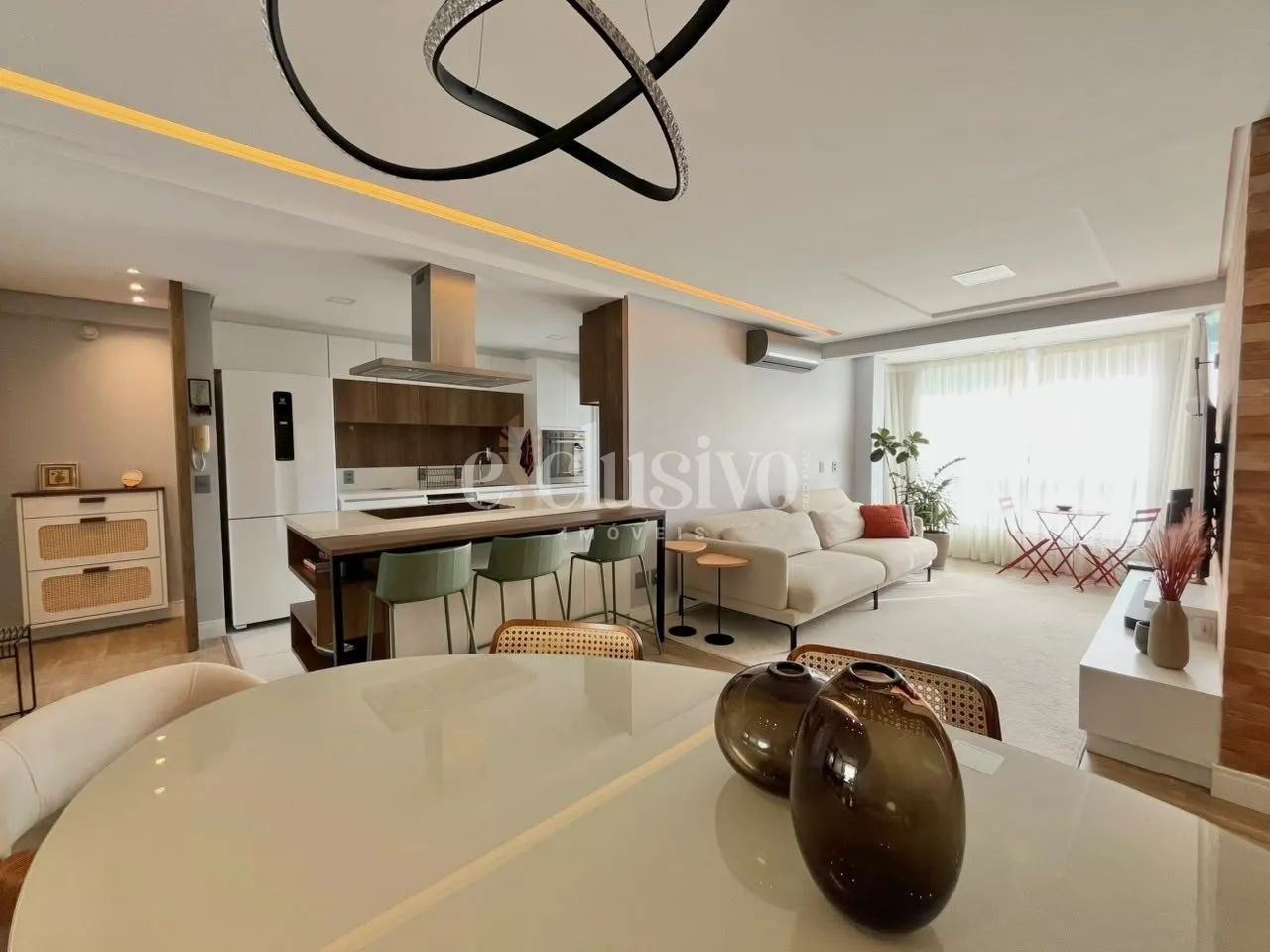 Apartamento mobiliado 3 dormitórios no Itaguaçu com vista mar e sol - Foto 2