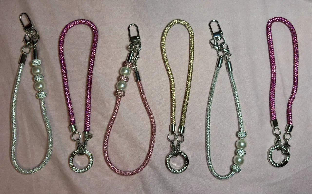 ? Cordão de mão para celular com strass e pérolas ?