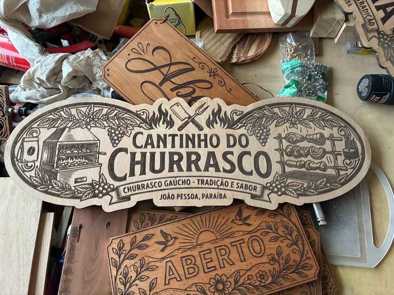 Placa de Madeira Cantinho do Churrasco 60x25cm Premium