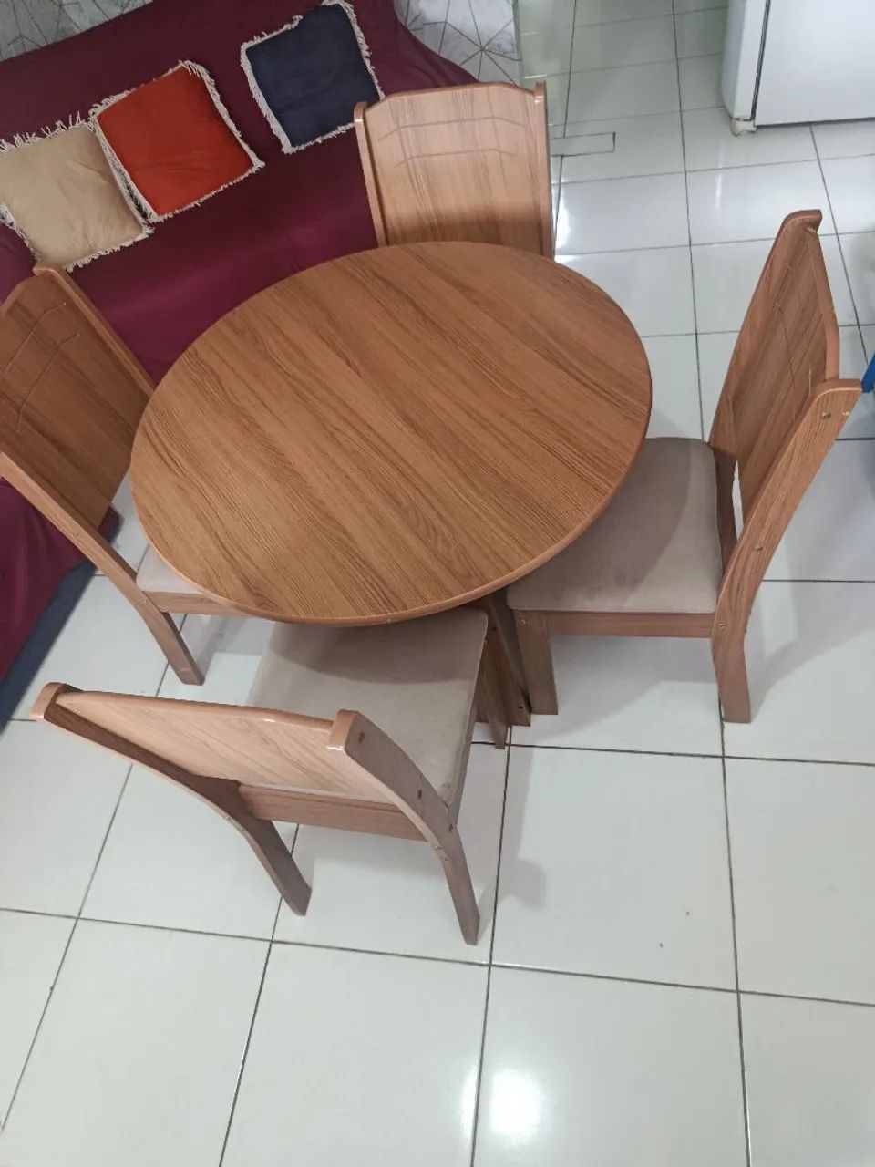Vende -se uma mesa com 4cadeiras - Foto 2
