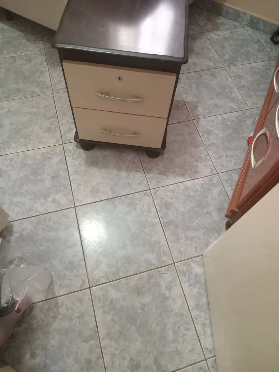 Criado mudo  com 2gaveetas  e chave  na cor  marfim  - Foto 2
