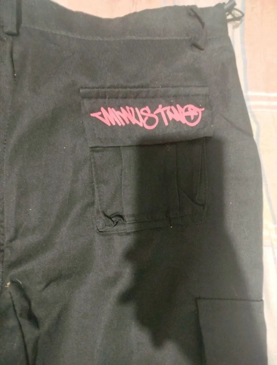 calça cargo minustwo preta e vermelha p - Foto 3