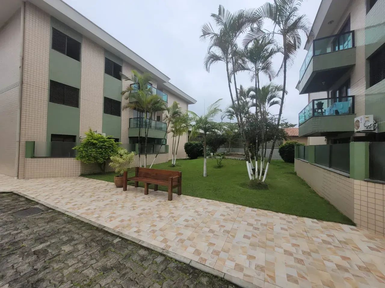 Apartamento na praia com piscina e 2 quartos em Itanhaém.