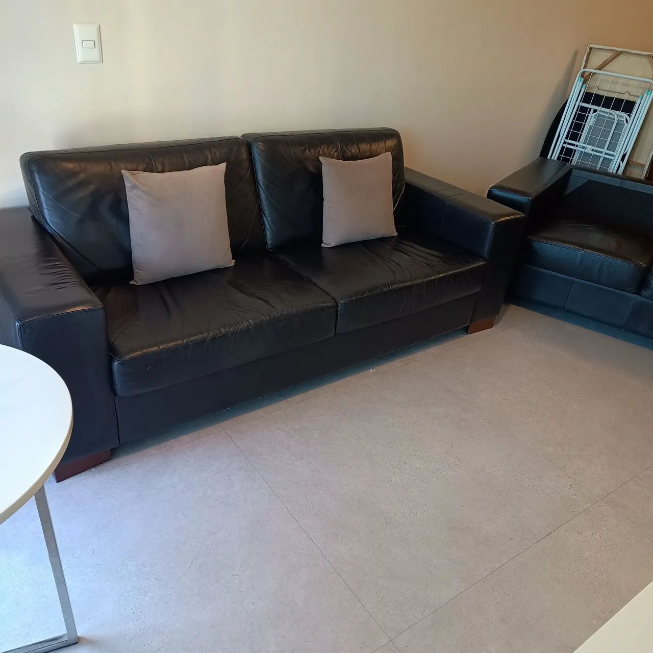 Sofa 3 lugares em couro legitimo, excelente estrutura e base - Foto 2