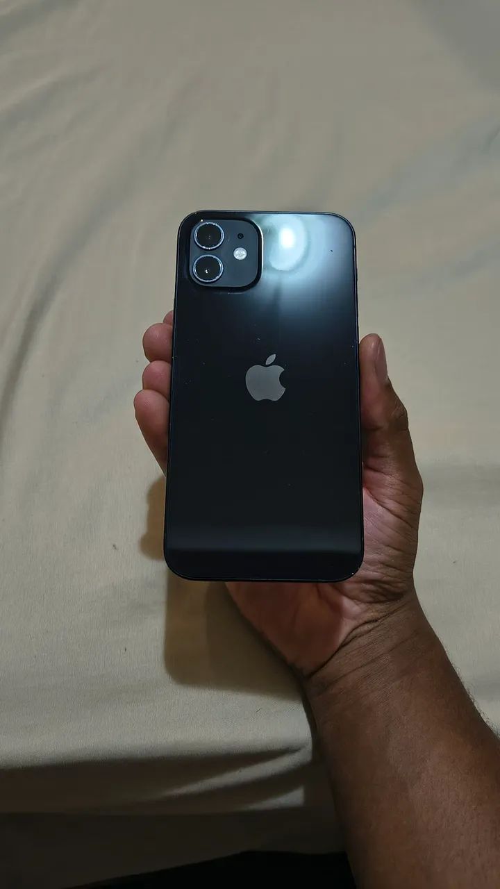 iPhone 12 muito bom, é novo