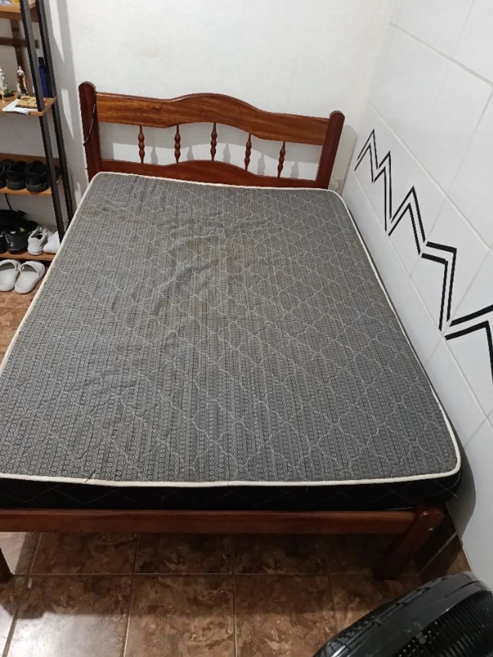 Cama de madeira + colchão 