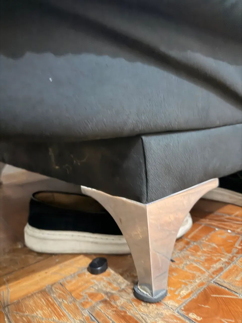 Sofá cama 3 lugares preto suede  - Foto 4