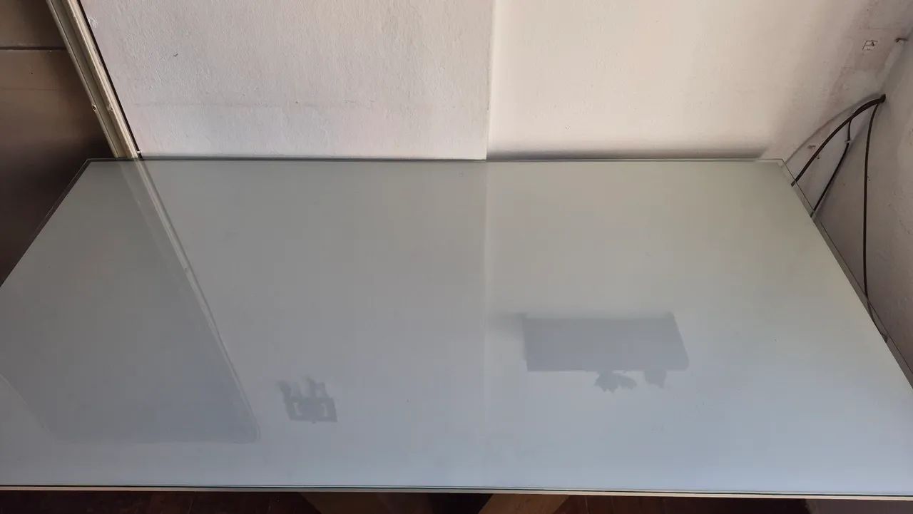 Mesa de jantar com tampo de vidro e base de madeira - Foto 3