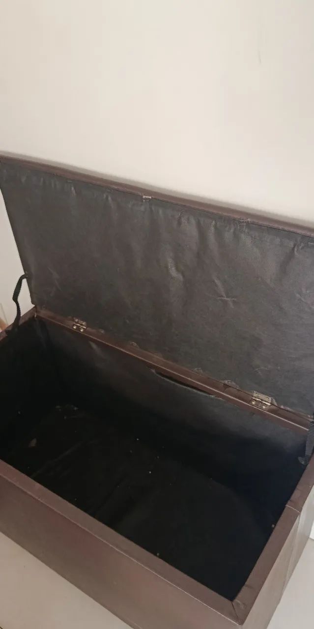 BAÚ MARROM ESTOFADO - PRÁTICO, ESPAÇOSO E BEM CONSERVADO - Foto 3