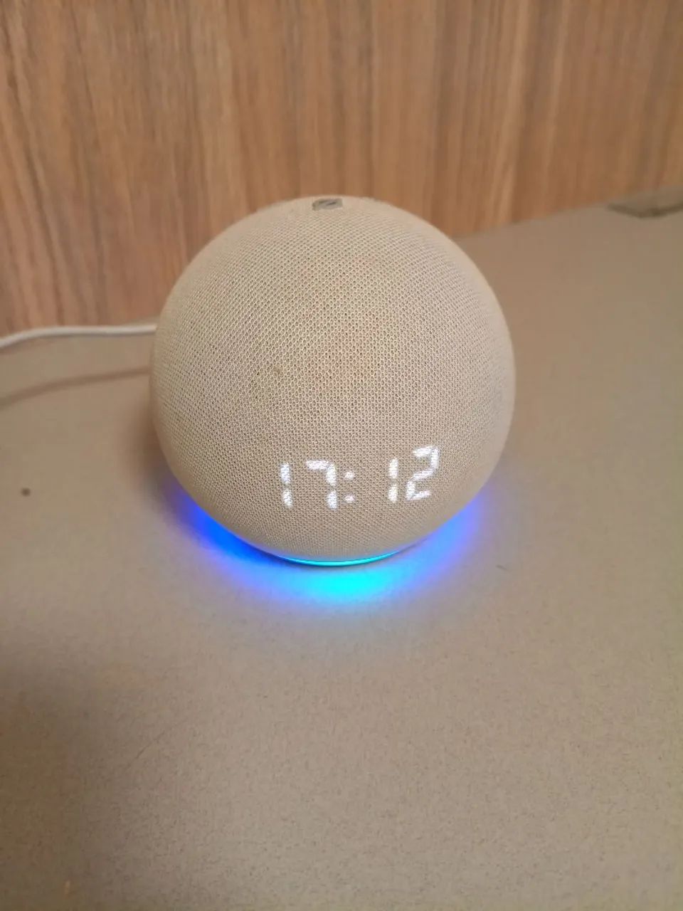 Echo Dot 4 com relógio 