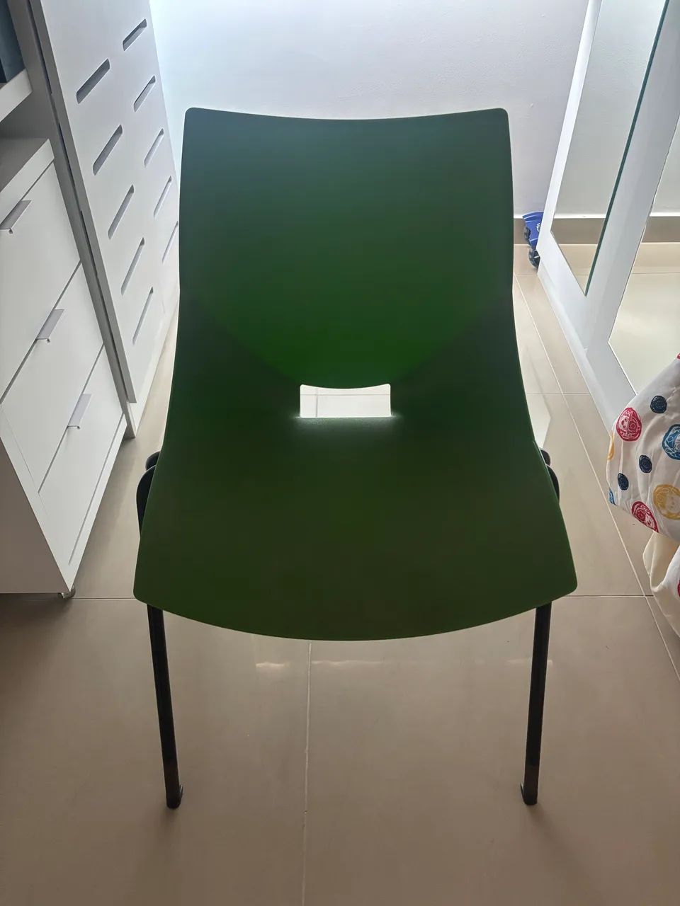 Vendo cadeira (1 unidade) verde.