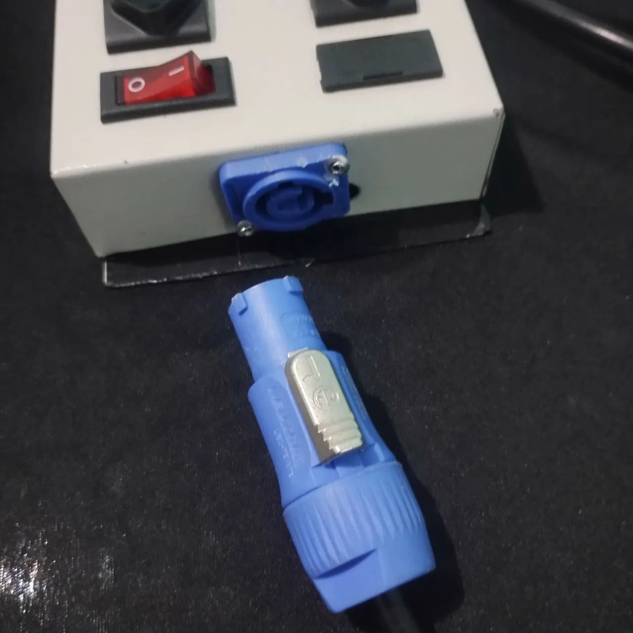 Régua de ac com 10 pontos de ligação e plug Neutrik  - Foto 4