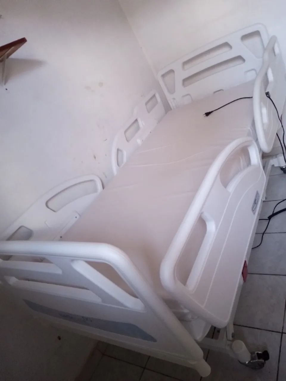 Cama hospitalar motorizada 