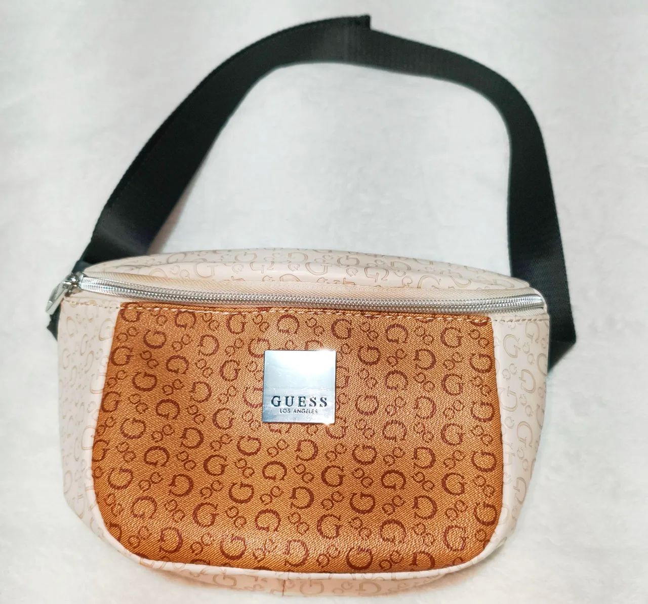 Bolsa cangurera Guess 
