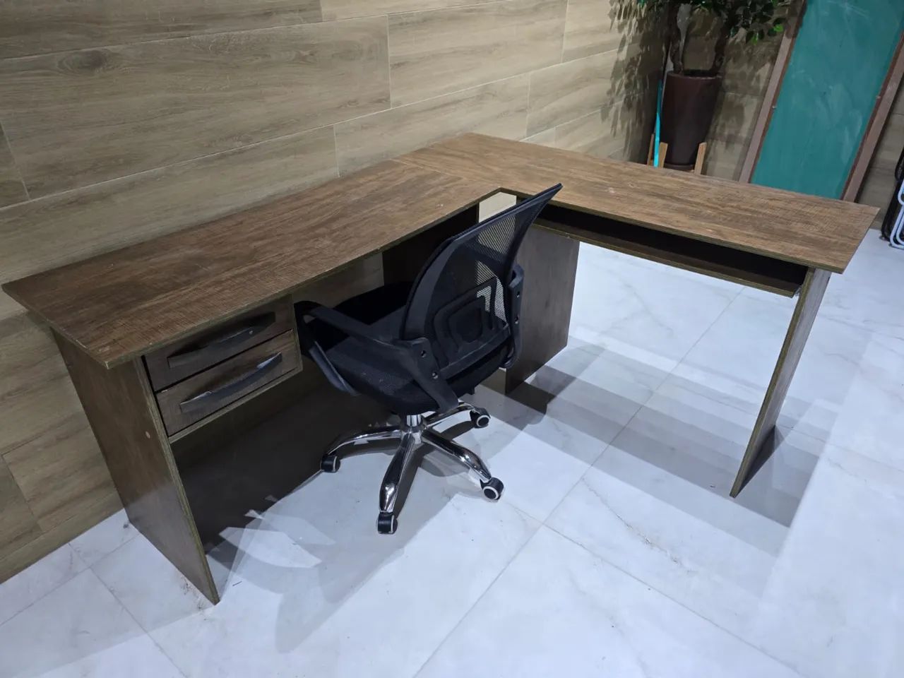 Mesa em L com cadeira