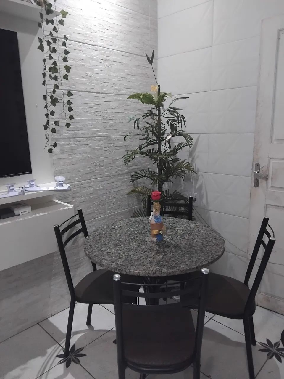 Mesa com 4 cadeiras p pequenos espaços  - Foto 4