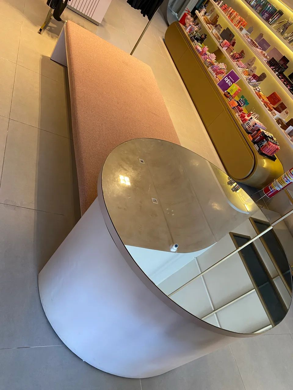 Sofá com mesa de apoio espelhada  - Foto 2