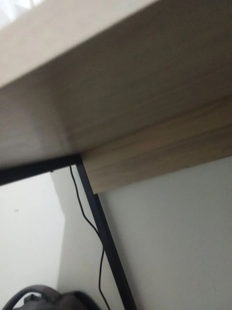 Mesa tampo de madeira e pés de ferro - Foto 3