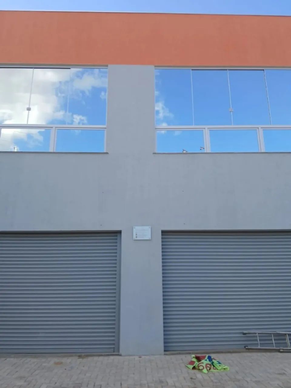 Prédio comercial com piso térreo e superior em Taquaralto 
