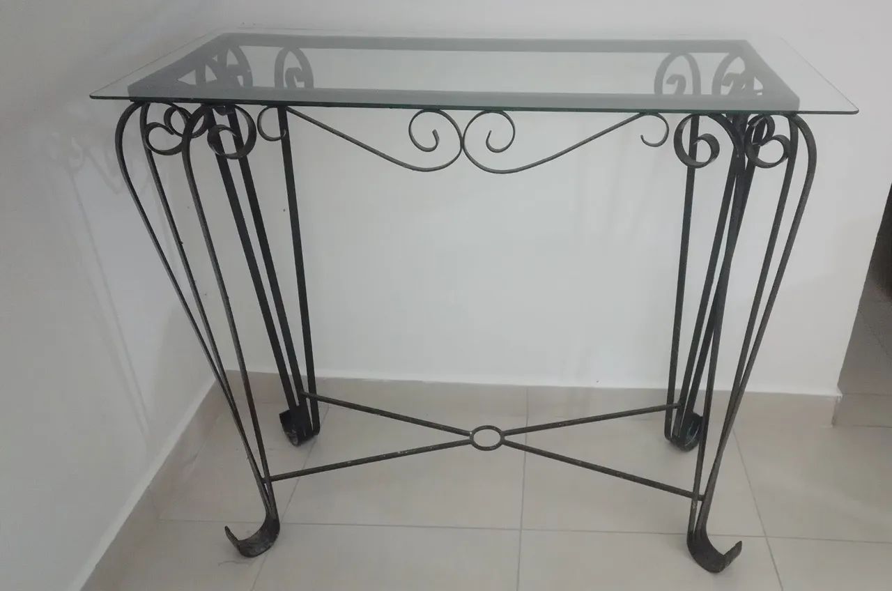 Aparador de ferro com vidro